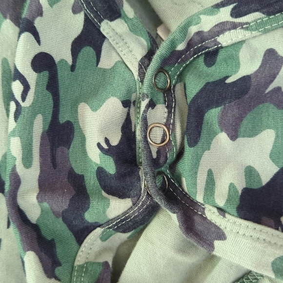 LIKE NEW Tommy Bahama Baby Boy's Dinosaur Camo Long Sleeve Bodysuit Onesie 6-9m - Picture 5 of 7